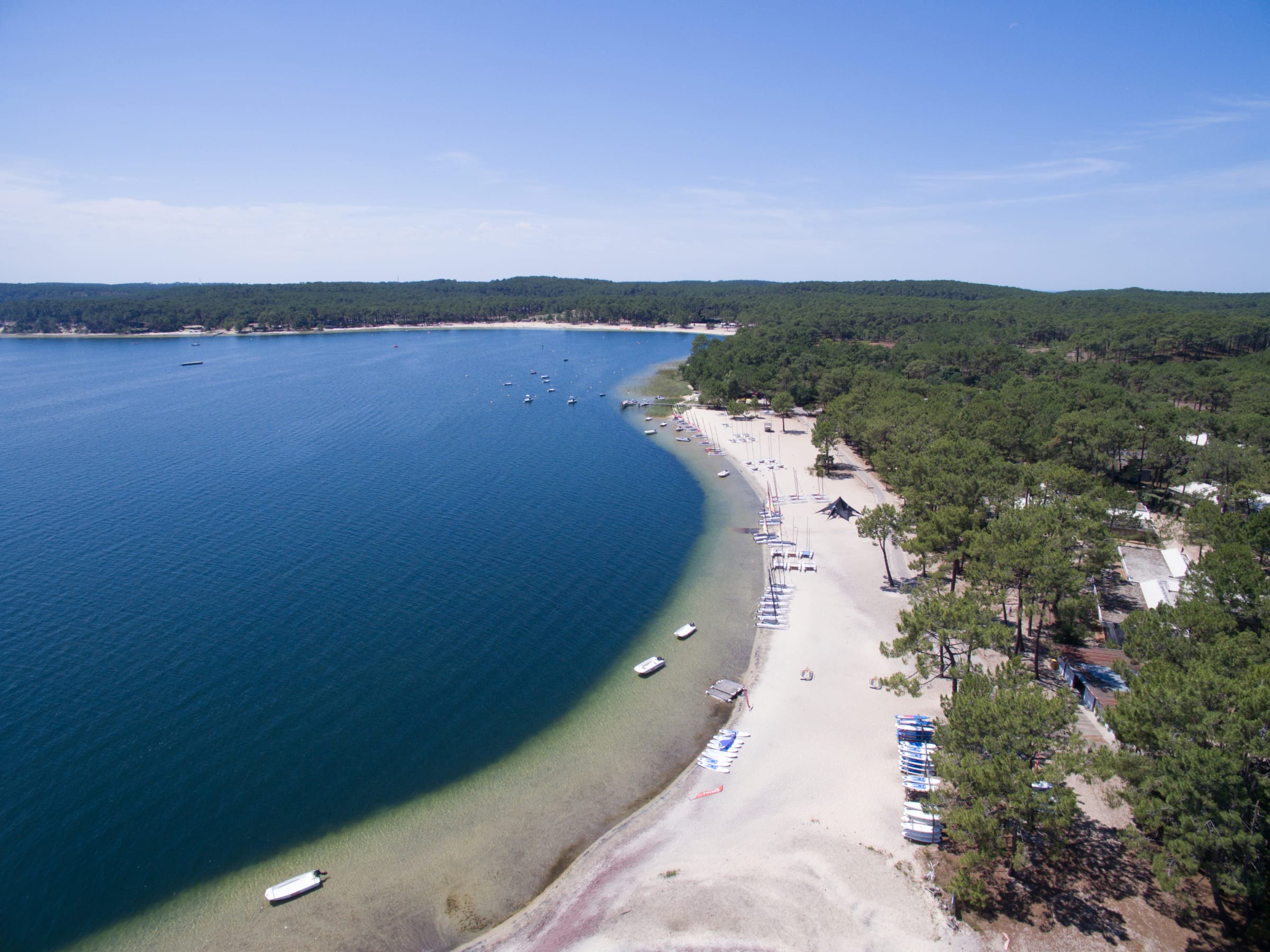 Surf, wakeboard og sejlads mellem sø og hav – relateret UCPA rejse